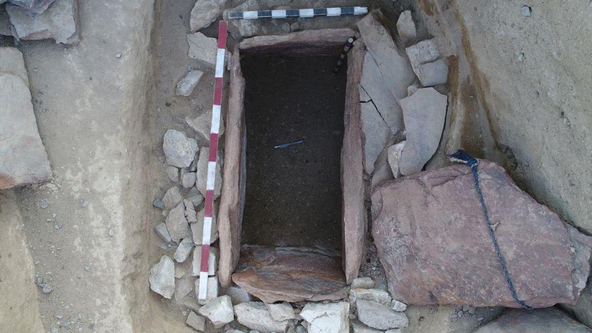 El entierro revestido de piedra en el centro de la pirámide.