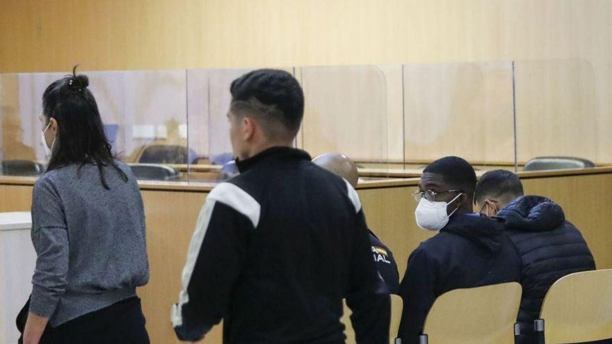 Absueltos de secuestrar y robar a un gijonés que les compró droga