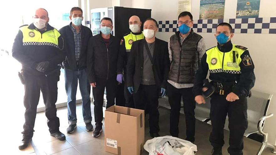 El colectivo de comerciantes chinos de la localidad dona mascarillas y guantes a la Policía Local.