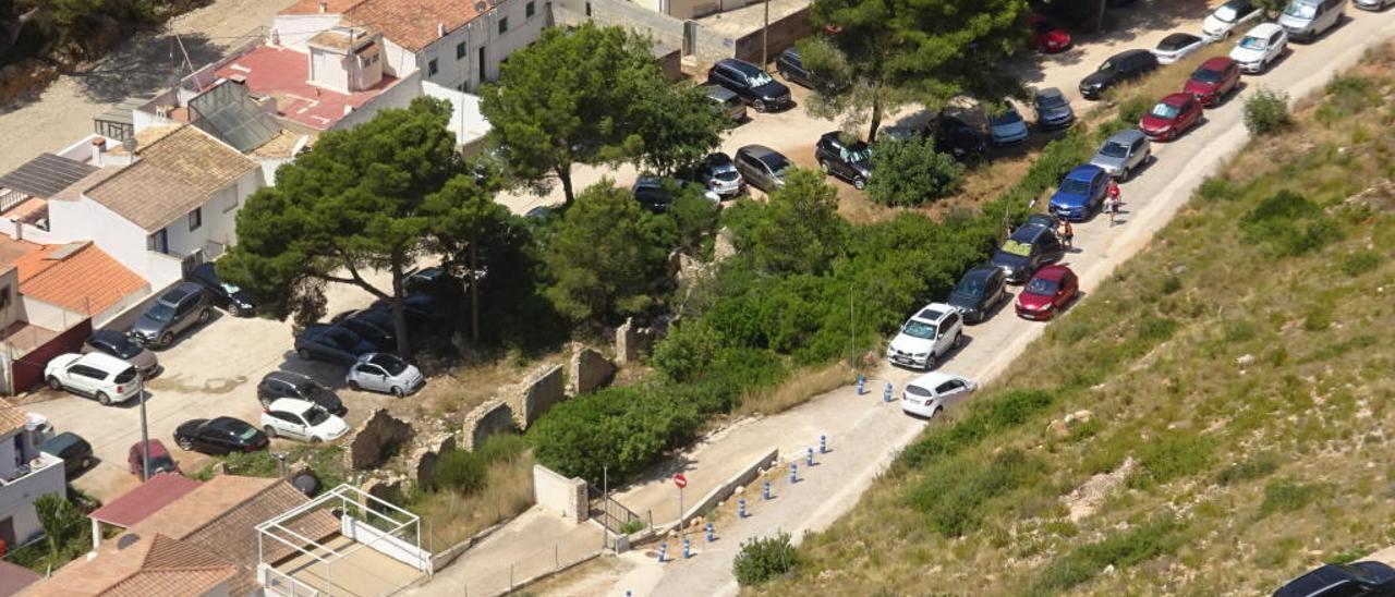 Los primeros tramos de la calle Pic Tort de Xàbia, en la Granadella, llena de coches ayer, al fondo el barranco donde antes se podía aparcar.