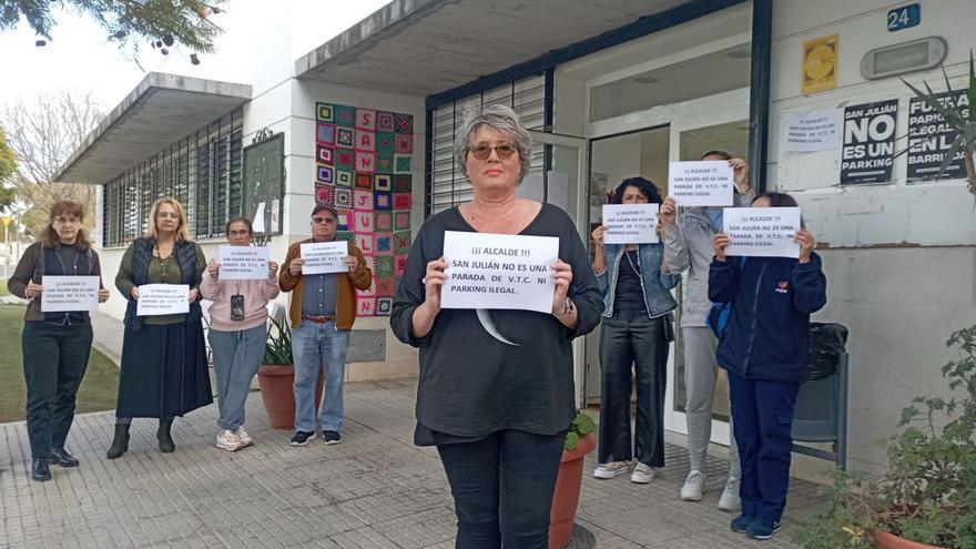 La presidenta vecinal Josefina Blanco y vecinos de San Julián, delante del centro ciudadano del barrio, con carteles de protesta dirigidos al alcalde.