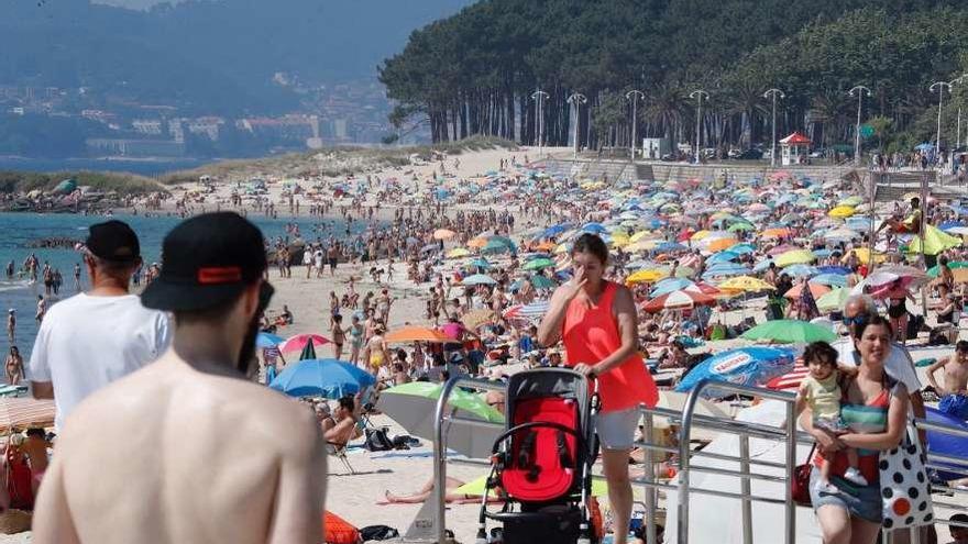 Aspecto que presentaba ayer por la tarde la playa viguesa de Samil. // J. Lores