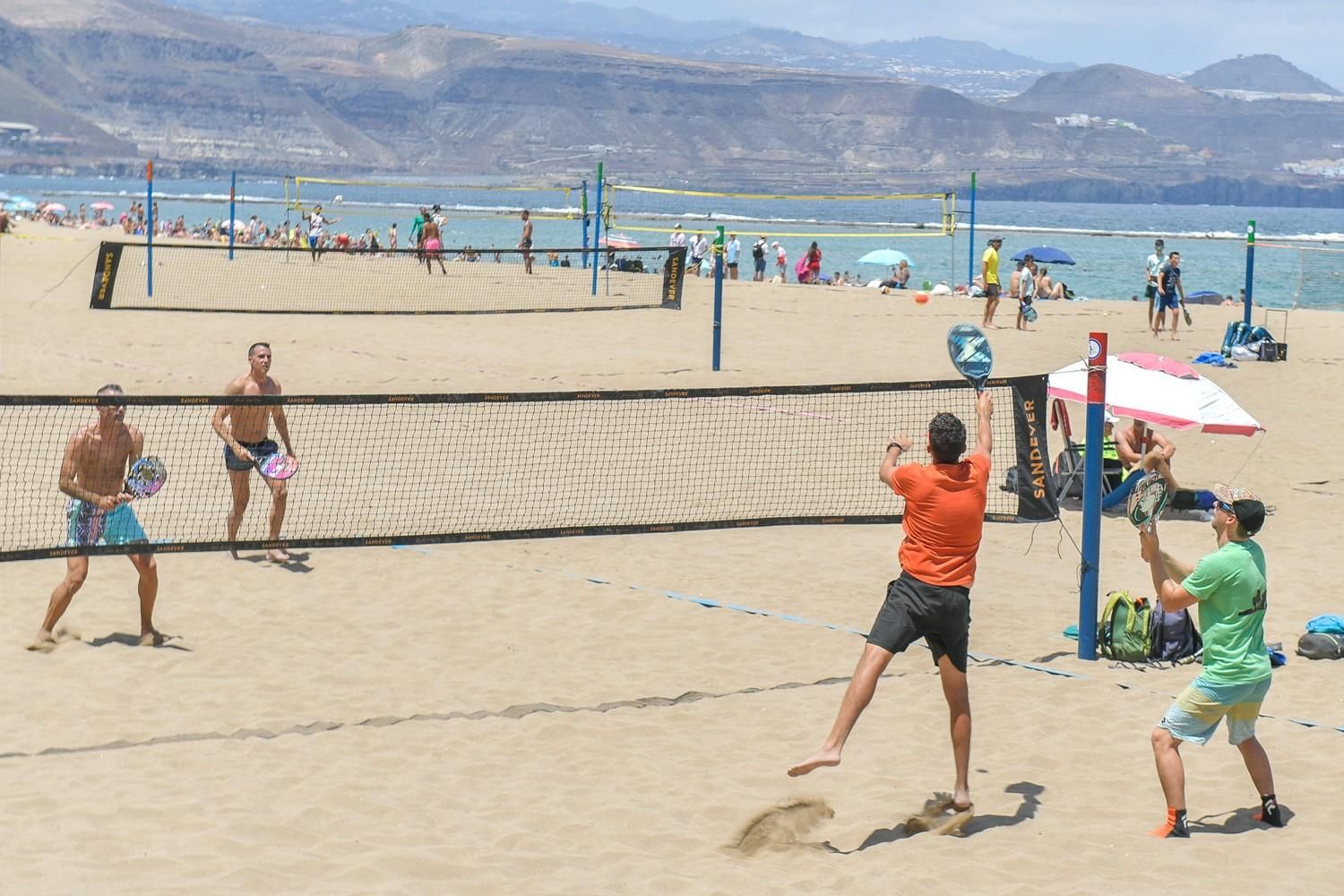 Día de playa en Las Canteras tras la noche de San Juan