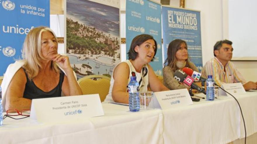 Carmen Fano, María Antonia Caimari, Carmen Matutes y Raúl Benito ayer en el hotel Palladium.