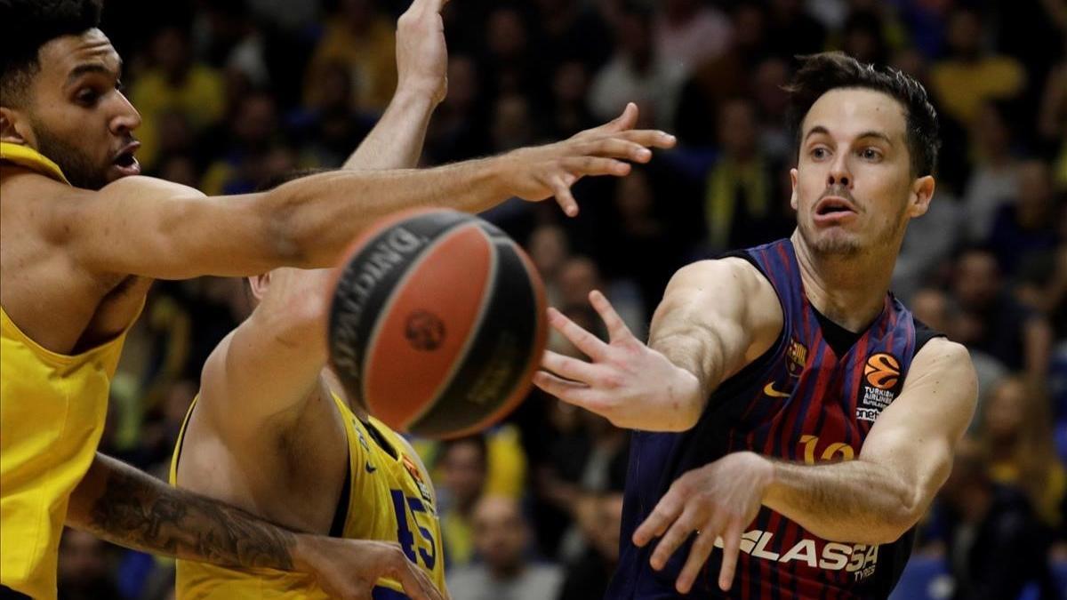 El base azulgrana Heurtel pasa el balón ante el australiano Bolden