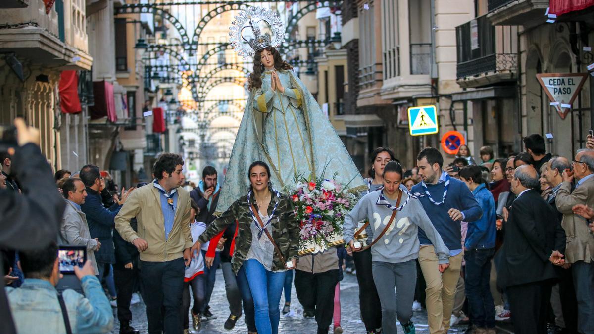 La Virgen subiendo rápidamente por la calle San Nicolás en la procesión dels Xiulitets de Alcoy en 2017.