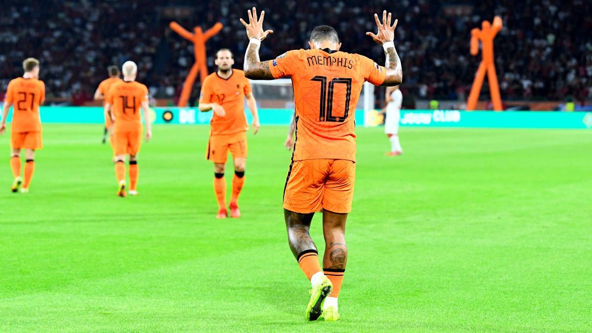 Memphis celebra su tercer gol ante Turquía.