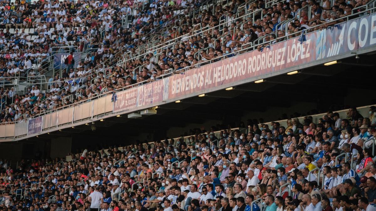 La afición del CD Tenerife durante el encuentro contra el Málaga.