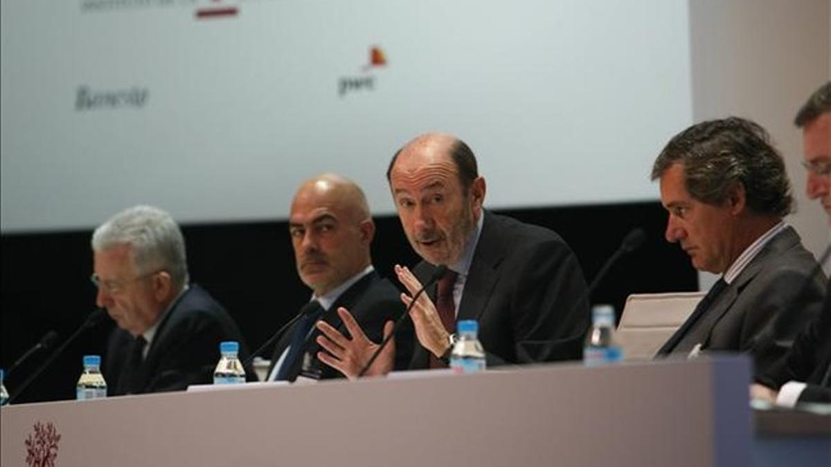 El secretario general del PSOE, Alfredo Pérez Rubalcaba, este lunes, en el XV Congreso Nacional de la Empresa Familiar. RICARD CUGAT