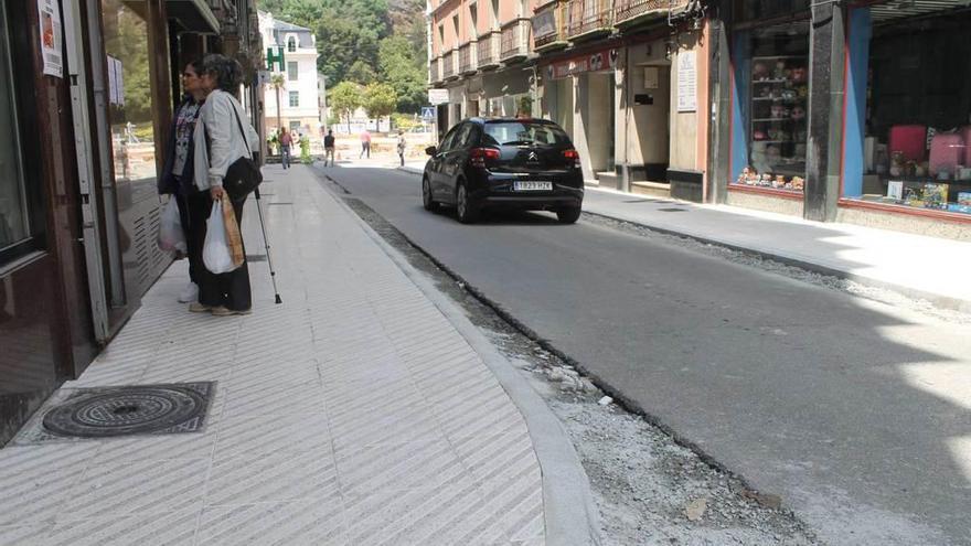 Las nuevas aceras de la calle Uría de Luarca, que ganan en anchura.