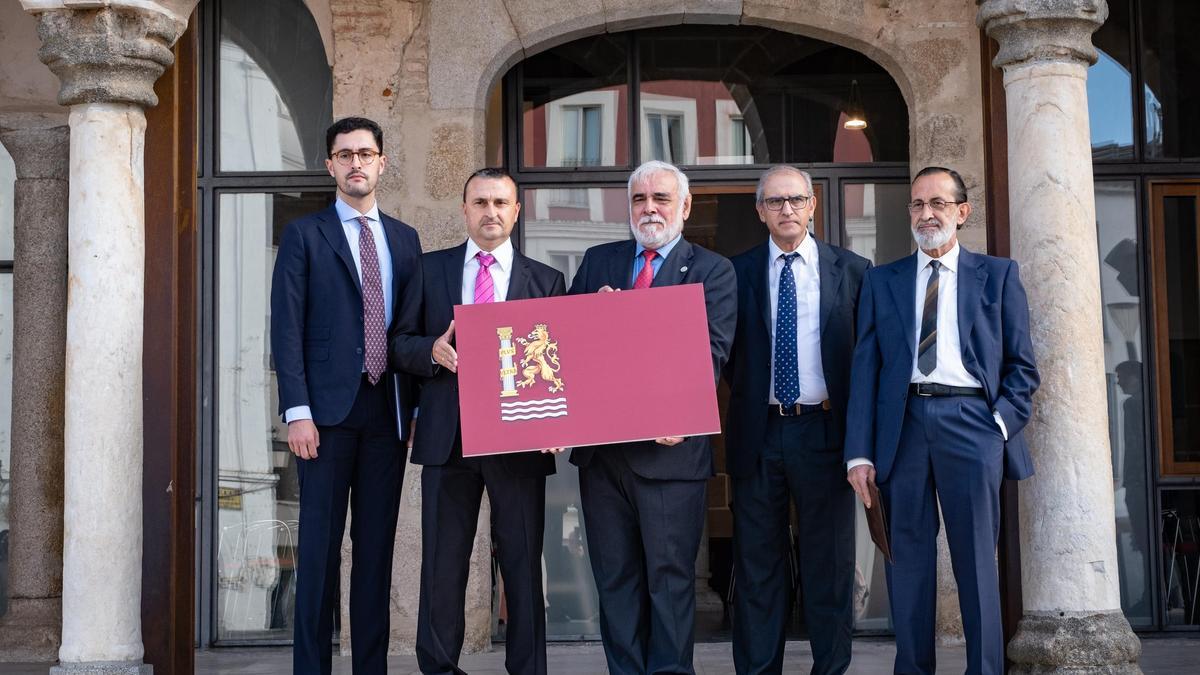 Presentación de la propuesta de bandera de Badajoz en octubre de 2022.