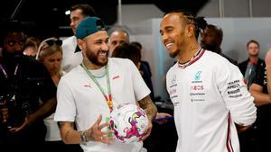 Neymar y Hamilton, en el Circuit de Barcelona-Catalunya durante el GP de España de F-1.