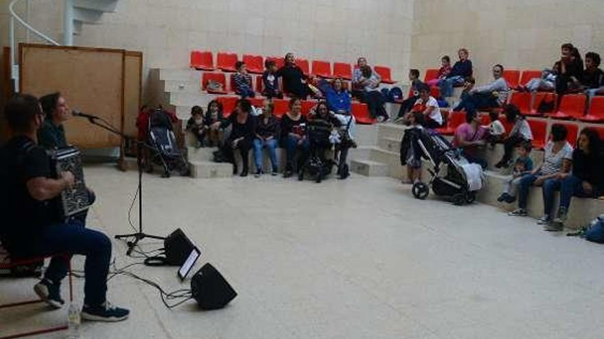 Un momento de la actuación de Mamá Cabra, ayer en la Casa da Cultura de Cangas. // G.N.