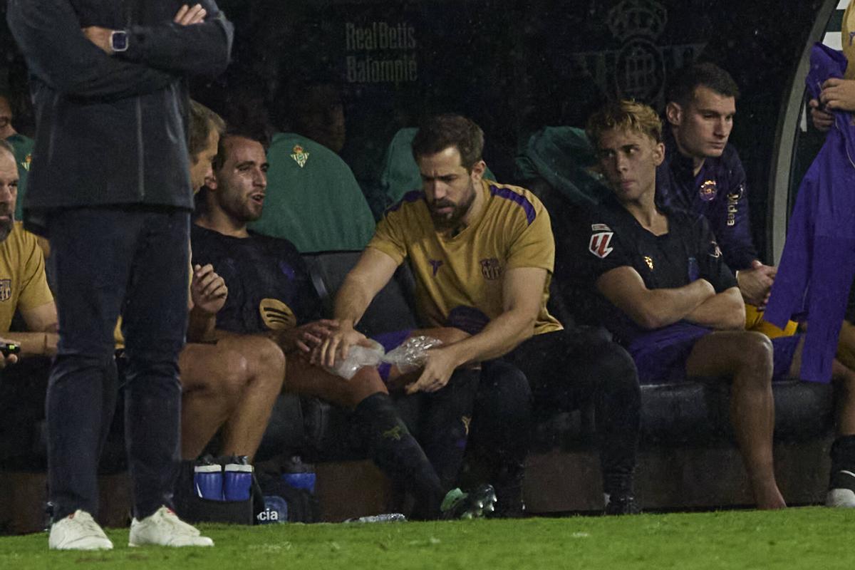 Un asistente aplica hielo sobre el muslo de Eric Garcia tras ser sustituido.