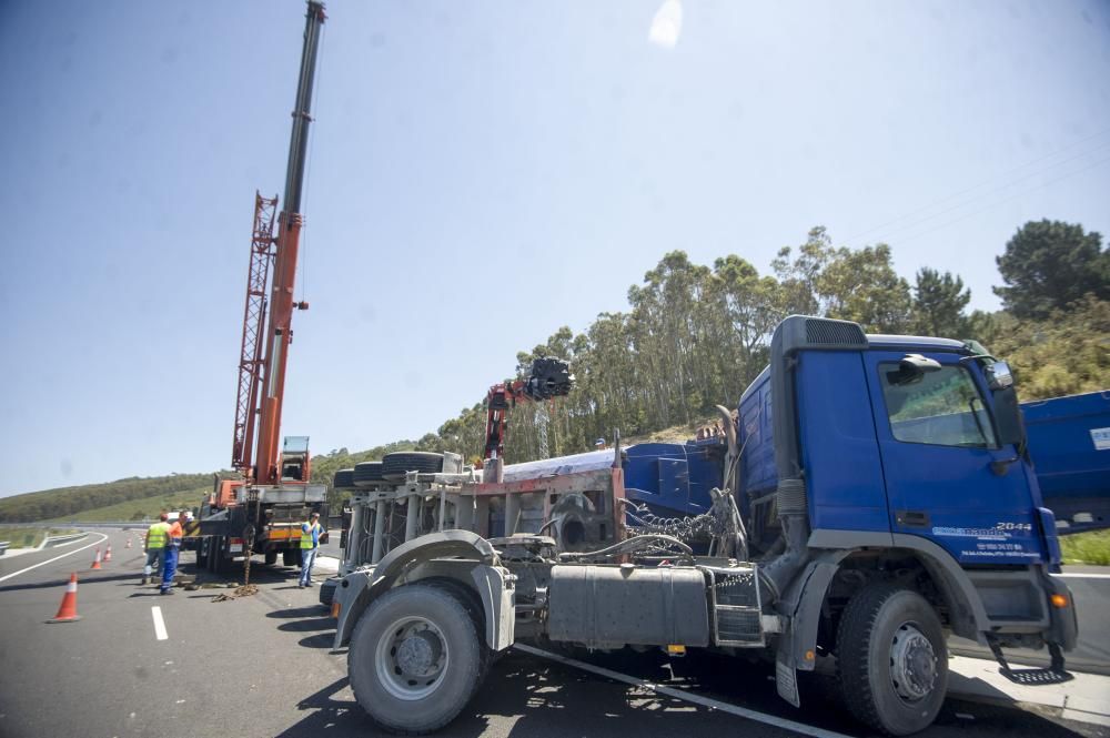 Un camión vuelca en el vial de Langosteira