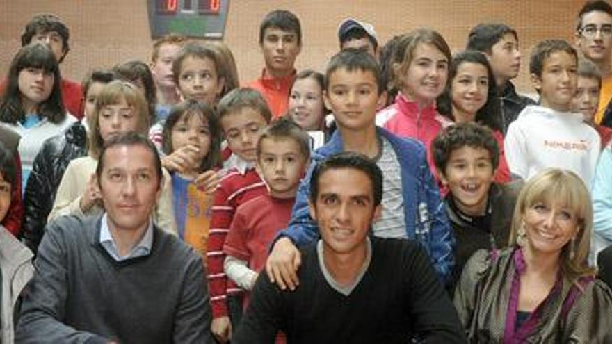 Alberto Contador posa durante las charlas organizadas por el Ayuntamiento de San Andrés del Rabanedo (León).