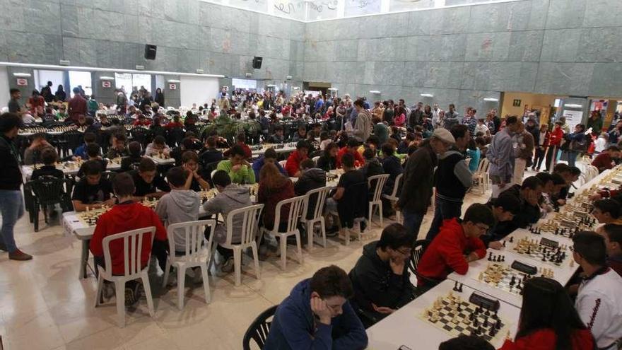 Una vista de los ajedrecistas que se congregaron ayer en Expourense. // J.Regal