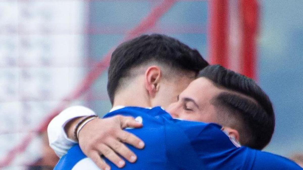 Joaquín Delgado y Manuel Jiménez se abrazan tras un gol del ariete ante el Sporting en Mareo. En los detalles, el goleador tras firmar con el Barça B y junto a su mejor amigo de pequeños. | ANA VÁZQUEZ / BARÇA / LNE