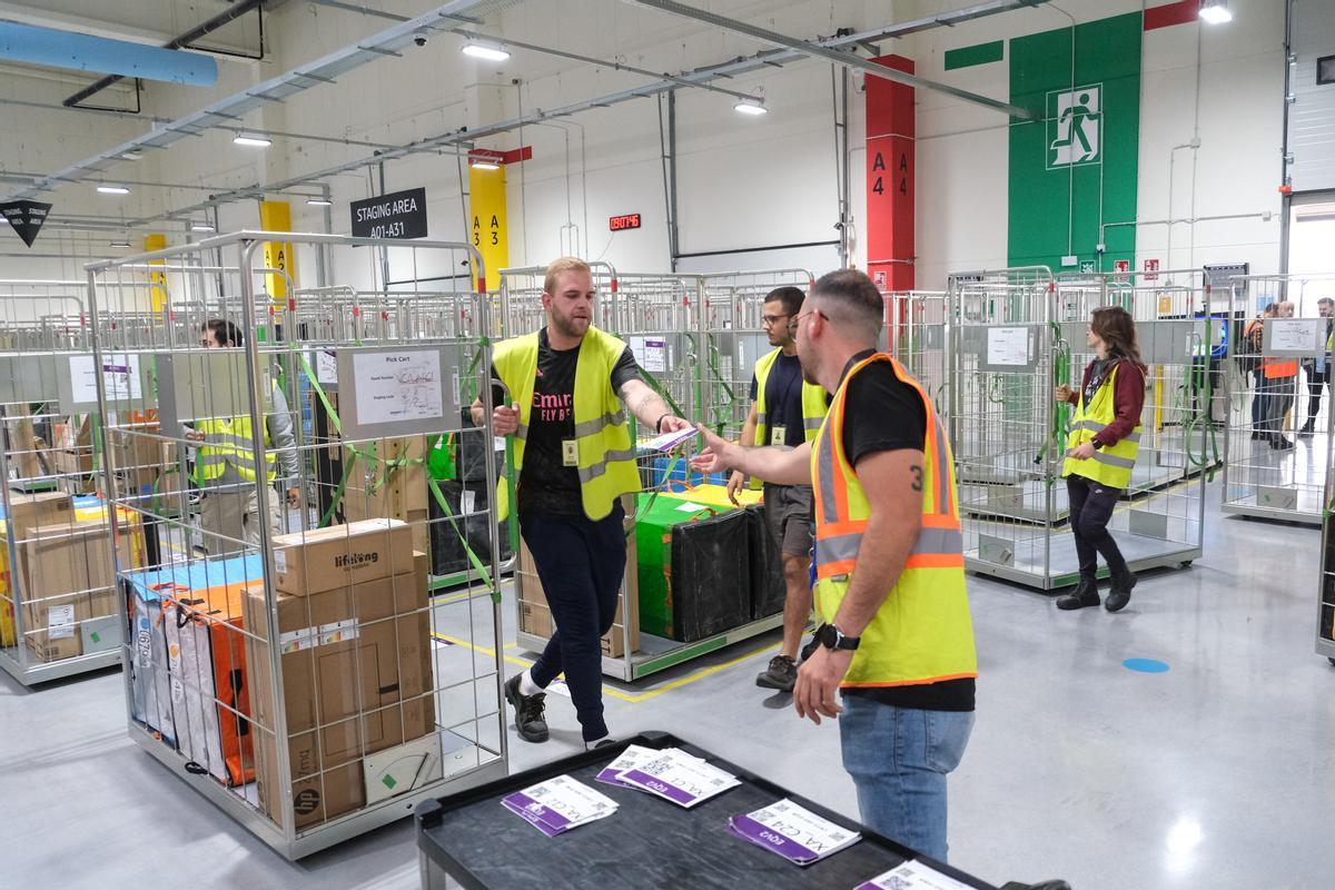 Trabajadores de almacén en la estación logística de Amazon en Alicante