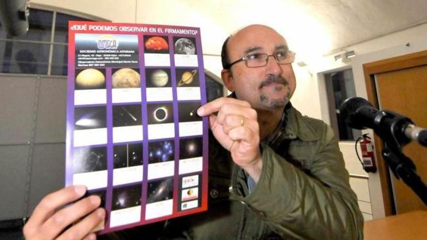 Juan Marcos Álvarez Merinero muestra durante la charla una lámina con estrellas y planetas.