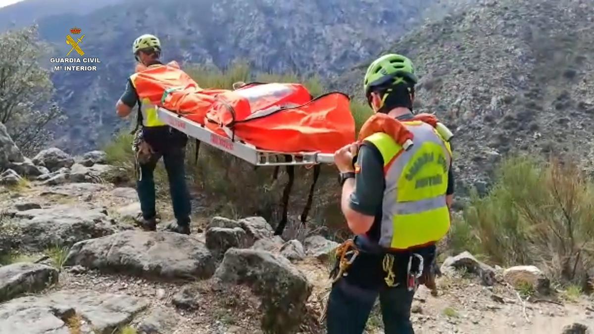 Traslado de una senderista con fractura abierta de tibia y peroné, en la ruta del Trabuquete (La Vera).