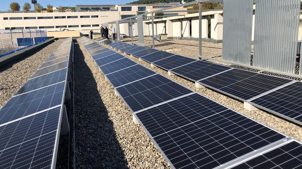 Placas fotovoltaicas en la cubierta de la Escola Marta Mata de Mataró.