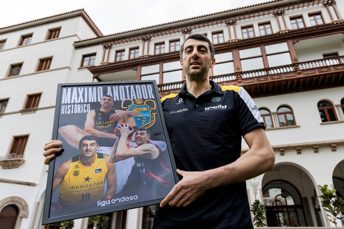 Shermadini, en el hotel Mencey de Santa Cruz,  sonríe con el cuadro que le regaló el club tras su reciente récord.