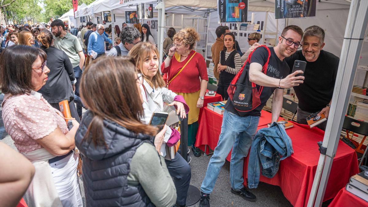 Toni Cruanyes firma su libro "La vall de la llum" durante la Diada de Sant Jordi