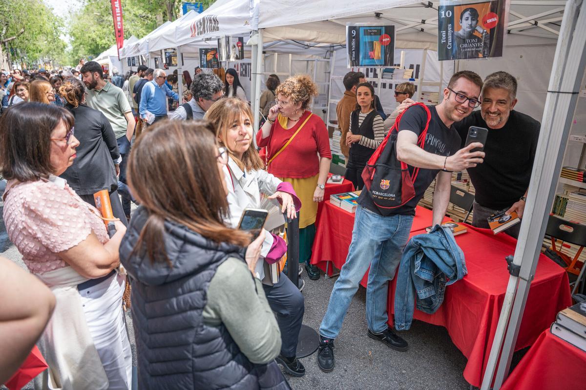 Un altre Sant Jordi de rècord: més de 2 milions de llibres venuts i una facturació superior als 26 milions d'euros Un altre Sant Jordi de rècord: més de 2 milions de llibres venuts i una facturació superior als 26 milions d'euros