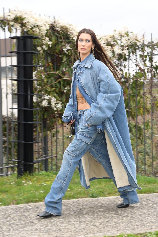 Bella Hadid y su rompedor tres piezas vaquero de Balenciaga