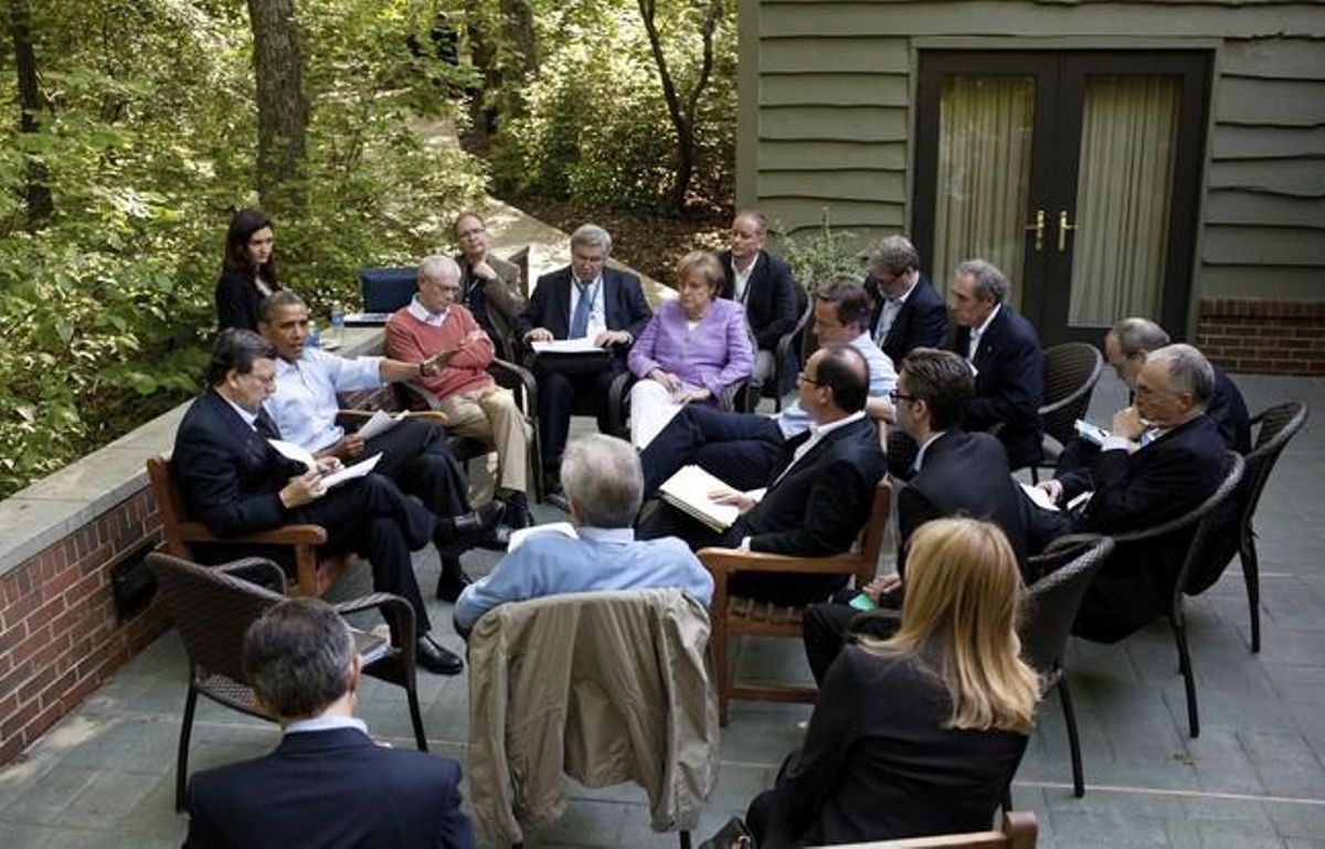 El president nord-americà Barack Obama (esquerra) parla amb els líders del G-8 al pati de la cabanya Laurel de Camp David.