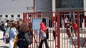 Estudiantes a la salida de un instituto público de Vigo.