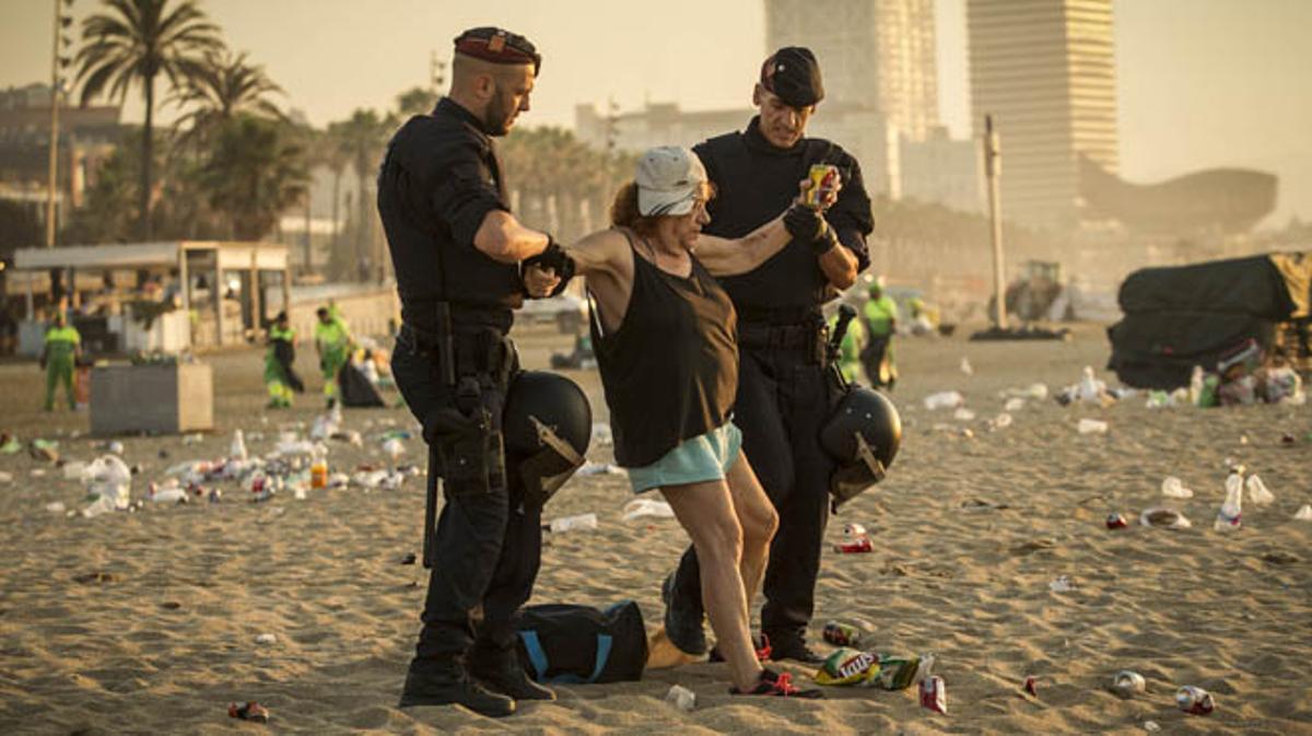 Esta mañana servicios de limpieza del ayuntamiento de Barcelona desalojaban y limpiaban las playas de Barcelona después dela verbena de Sant Joan.