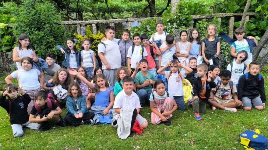 El alumnado de A Torre, en los Premios Olloboi, en Boiro. | Fdv