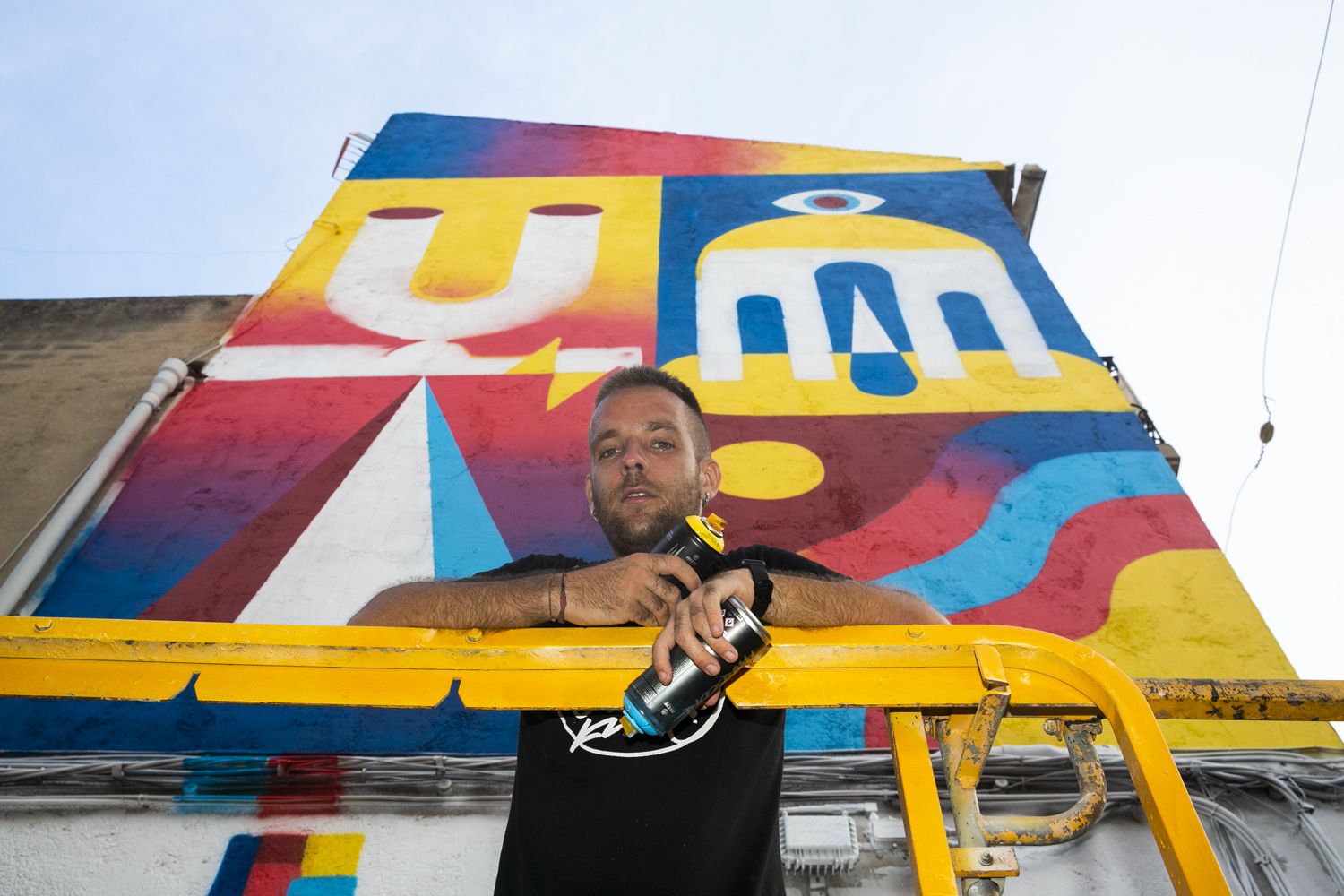 Cinco artistas urbanos llenan de murales el barrio de San Antón de Alicante