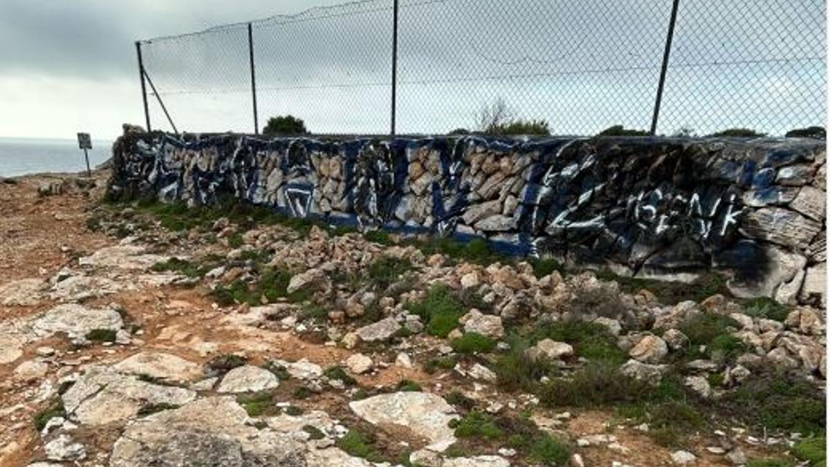 Una nueva pintada ha aparecido en la costa de Felanitx.