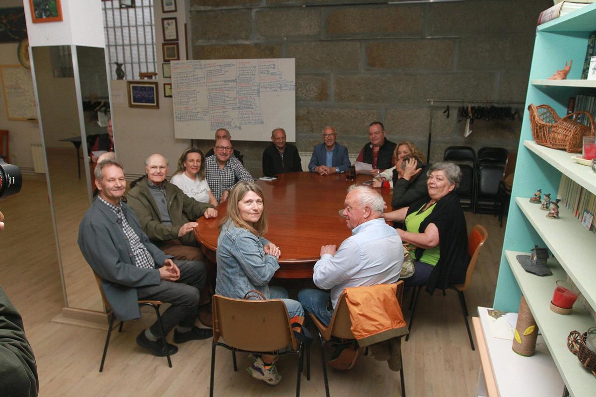 Representantes del movimiento vecinal ourensano, ayer, con los portavoces de afectados de la avenida de Portugal.