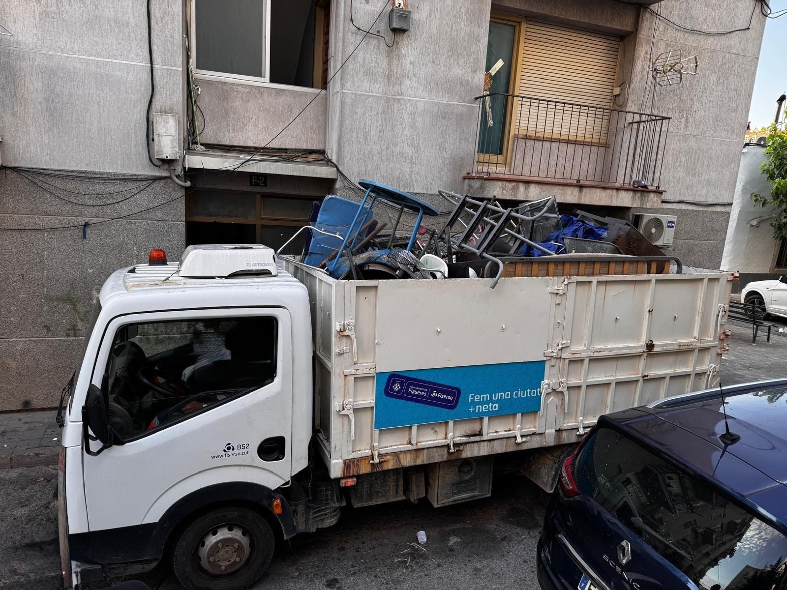 Les imatges del dispositiu de neteja d’andromines abandonades a la via pública als barris del Culubret i Sant Joan de Figueres