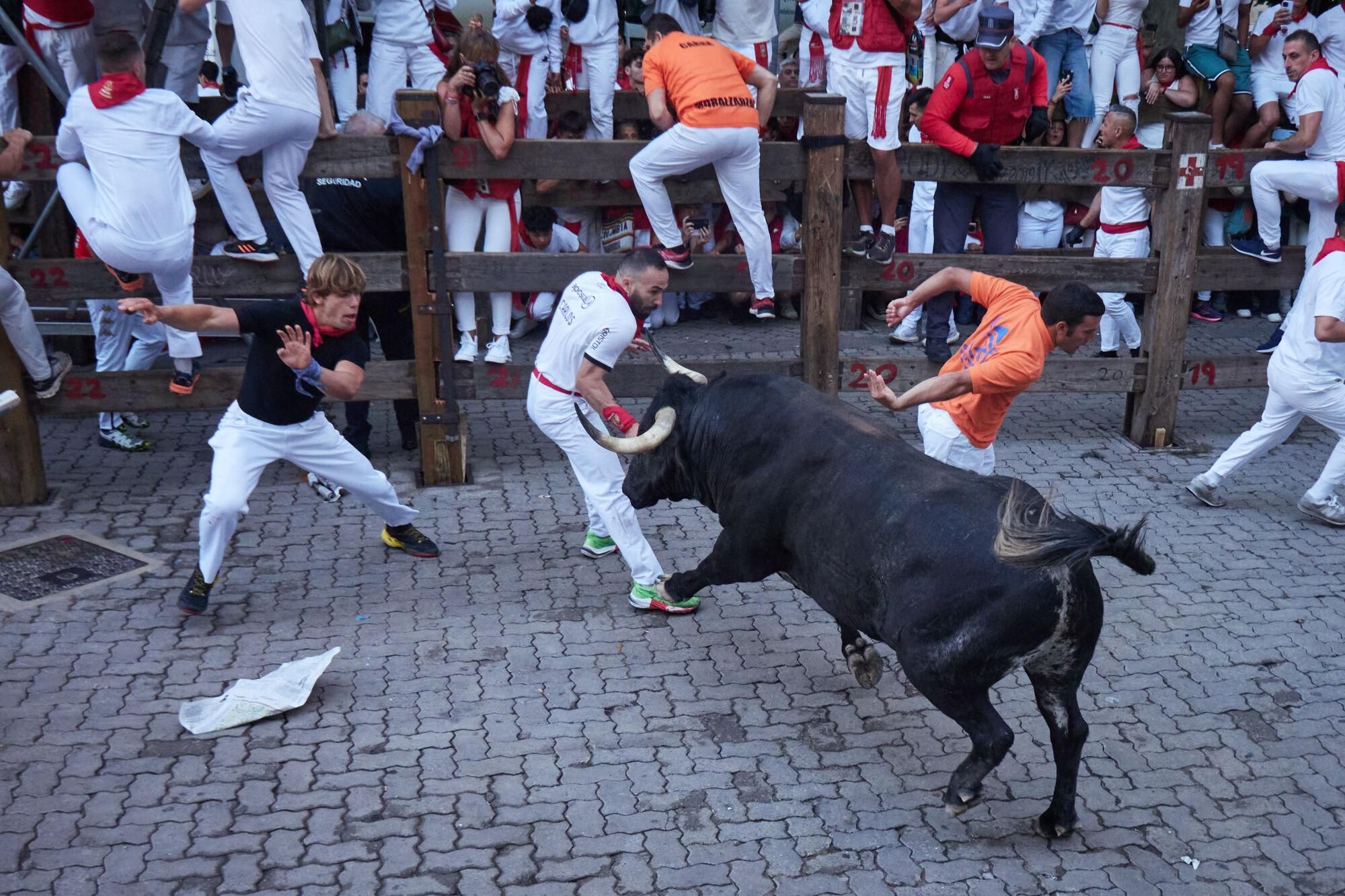 Imatges del segon encierro dels Sanfermines 2025