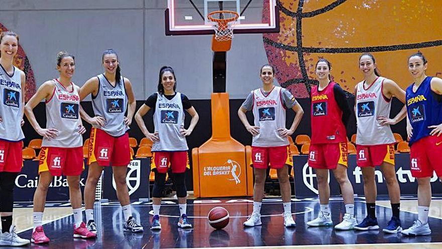 Las cuatro jugadoras taronja de la selección, junto a las internacionales de Perfumerías: Andrea Vilaró, Leonor Rodríguez, Maite Cazorla y Silvia Domínguez.