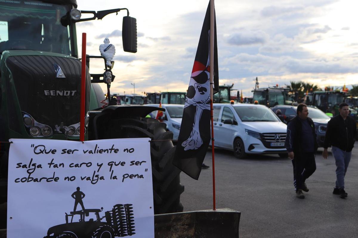 Cartes con diversas consignas en la movilización de agricultores en Lorca.