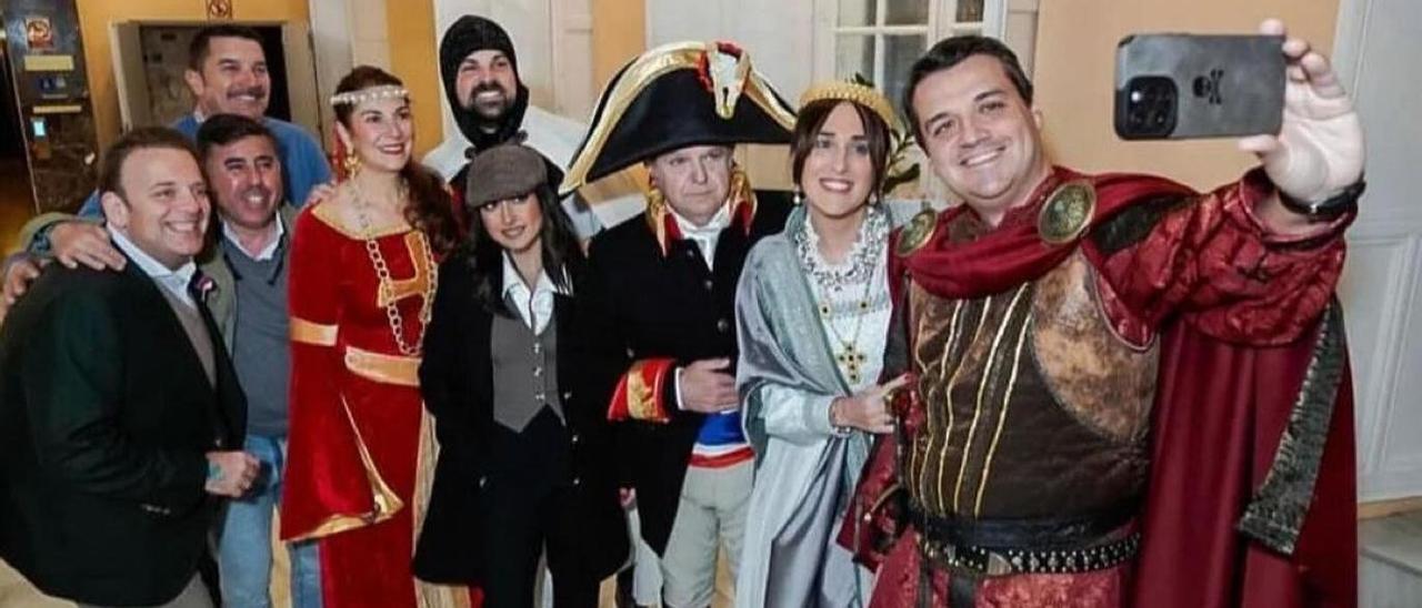 El alcalde se fotografía con miembros de la Corporación local y el presidente de los carnavaleros.