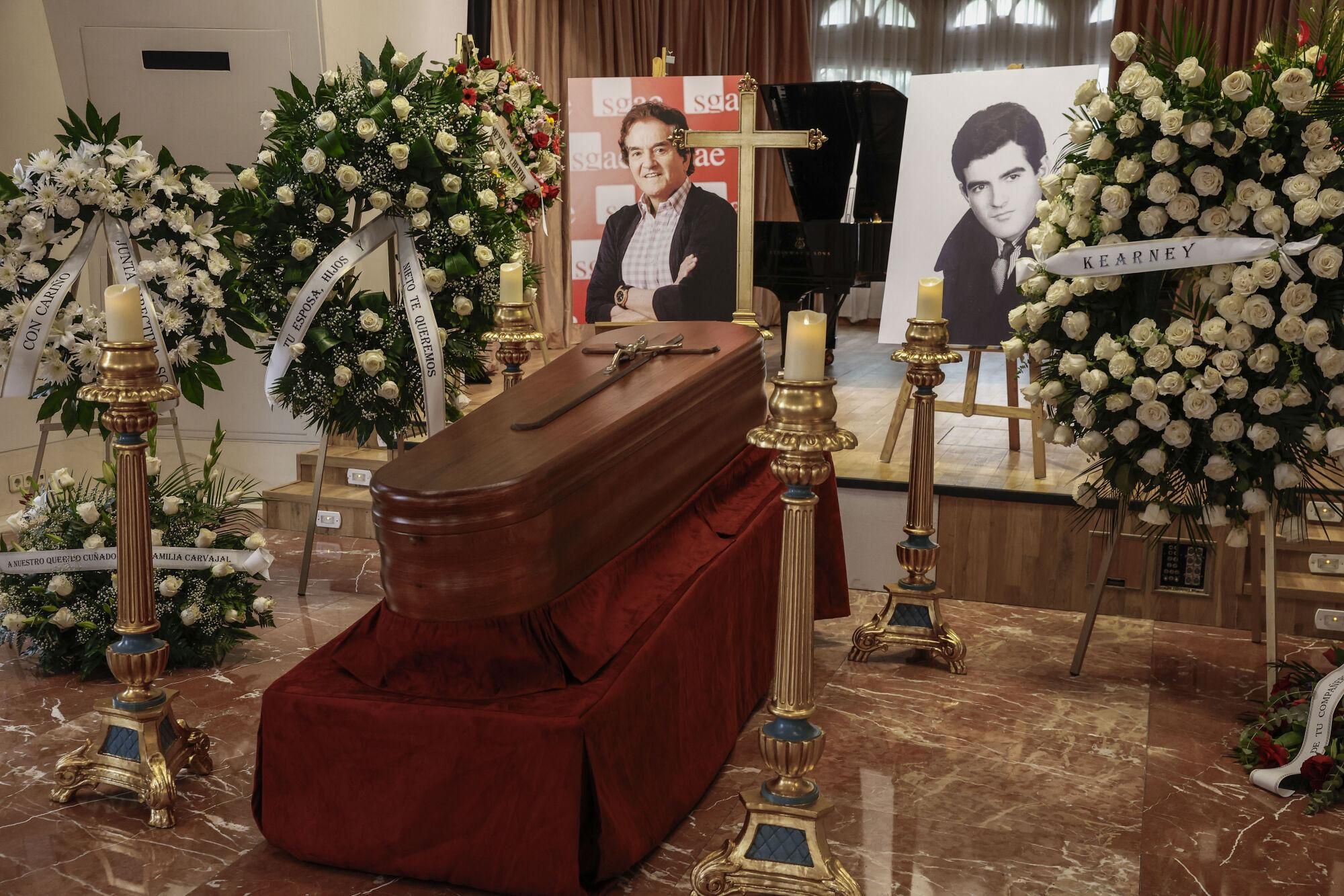 MADRID, 27/08/2025.- Féretro del cantante Manuel de la Cava, miembro del Dúo Dinámico, en la sede principal de la SGAE en Madrid, este miércoles, donde se celebra su capilla ardiente. El velatorio abrió sus puertas a las 11 de la mañana y podrá visitarse hasta las 20 horas para dar el último adiós al coautor de himnos como 'Resistiré' o 'Quince años tiene mi amor', diagnosticado desde hace tres años de una fibrosis pulmonar y que murió ayer a los 88 años en el Hospital Anderson de Madrid. EFE/ Chema Moya