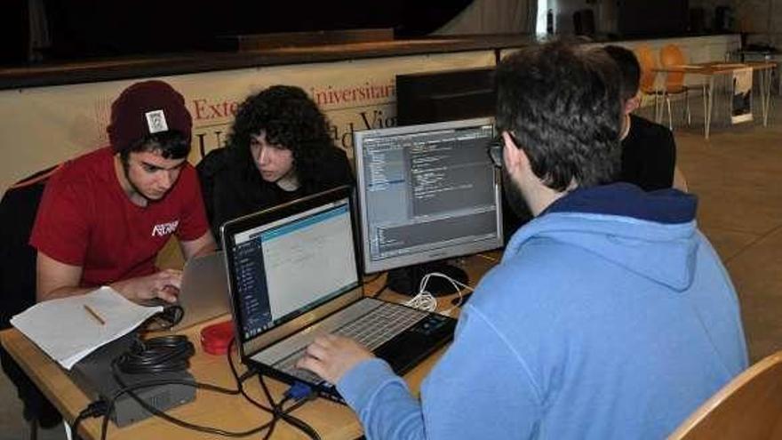 Participantes en la quinta edición de &quot;HackforGood&quot;, en Vigo. // Duvi