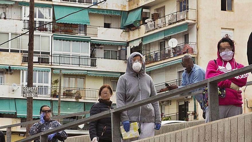 Vecinos de un barrio de la zona norte de Alicante hacen cola para comprar en el supermercado. Muchas iniciativas de apoyo social por la crisis se centran en zonas deprimidas.