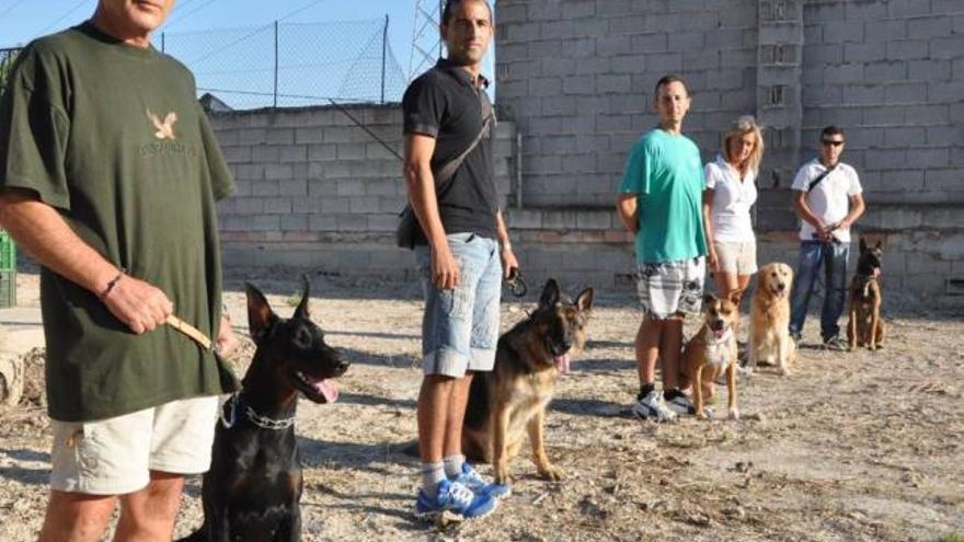 Adiestradores y canes en el Centro de Intervención de Perros Operativos (CIPO).