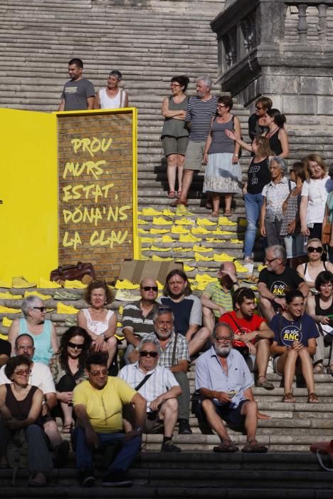 Art davant de la catedral de Girona en suport dels refugiats