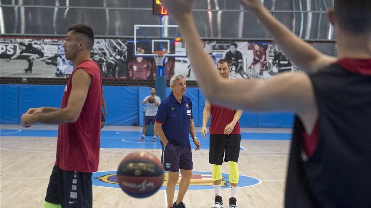 Pesic da instrucciones a sus jugadores en un entrenamiento en la Ciutat Esportiva