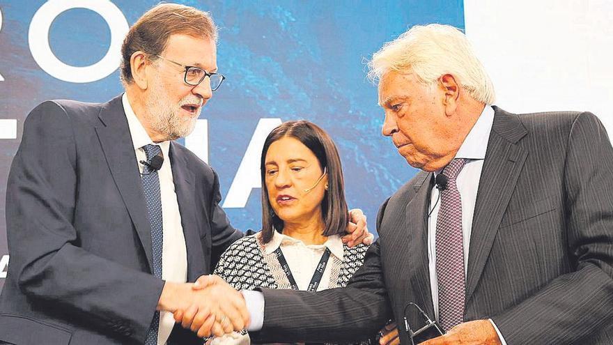 Los expresidentes Felipe González y Mariano Rajoy en el Foro de la Toja.