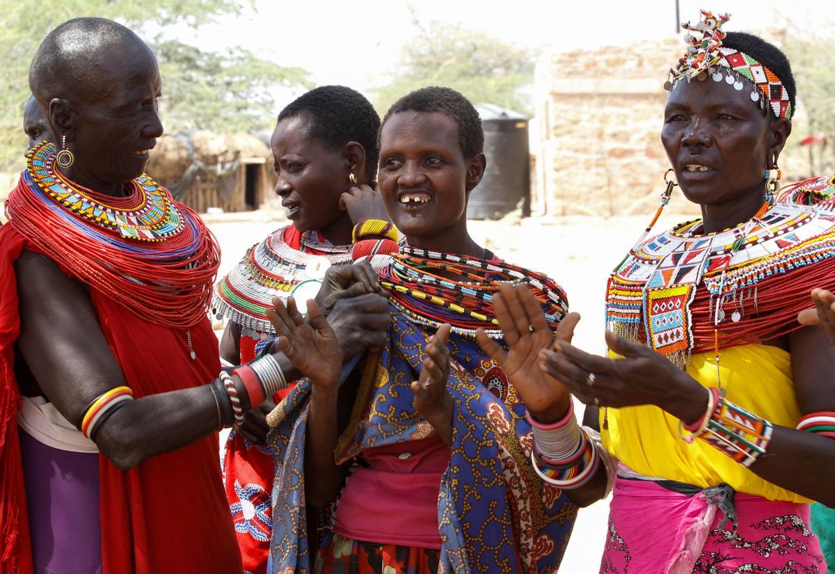 Las mujeres de la tribu Samburu que escaparon de la mutilación genital femenina y otros tipos de violencia de género hacen adornos tradicionales en la aldea de Umoja donde los hombres están restringidos, en Kenia